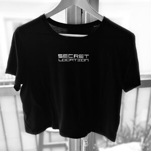 Camiseta Chica Secret Location