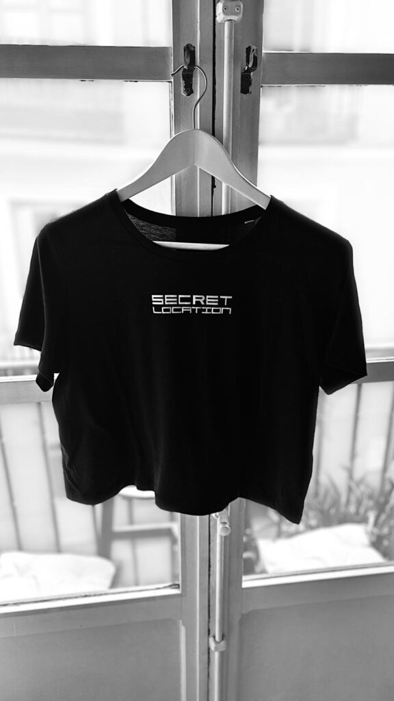 Camiseta Chica Secret Location
